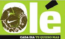 El logo del diario Olé aparece manchado por un pelotazo con publicidad para Nike