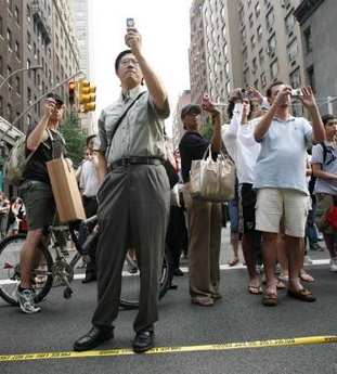 Fotografía de Reuters tomada el 18 de julio 2007 en New York con motivo de una explosión de una tubería de vapor bajo la calle